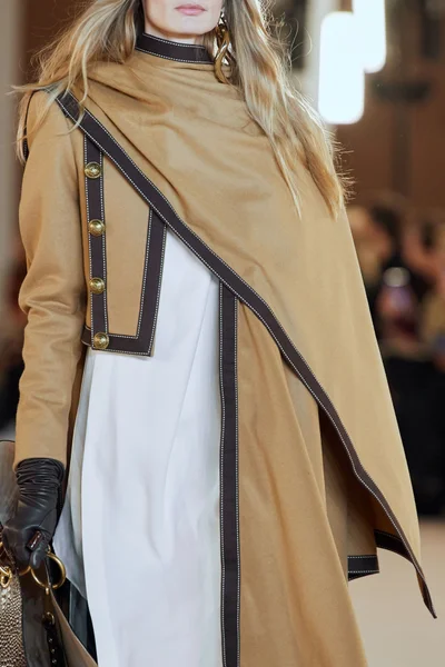 Look 16